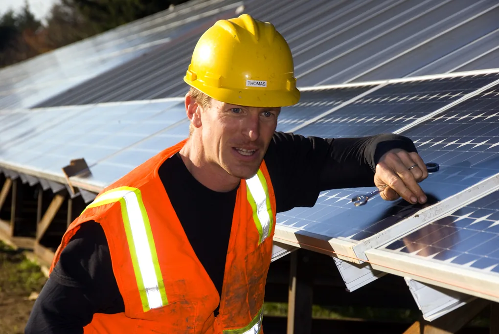 Monteur controleert de plaatsing van een zonnepaneel, geen batterij-installatie.