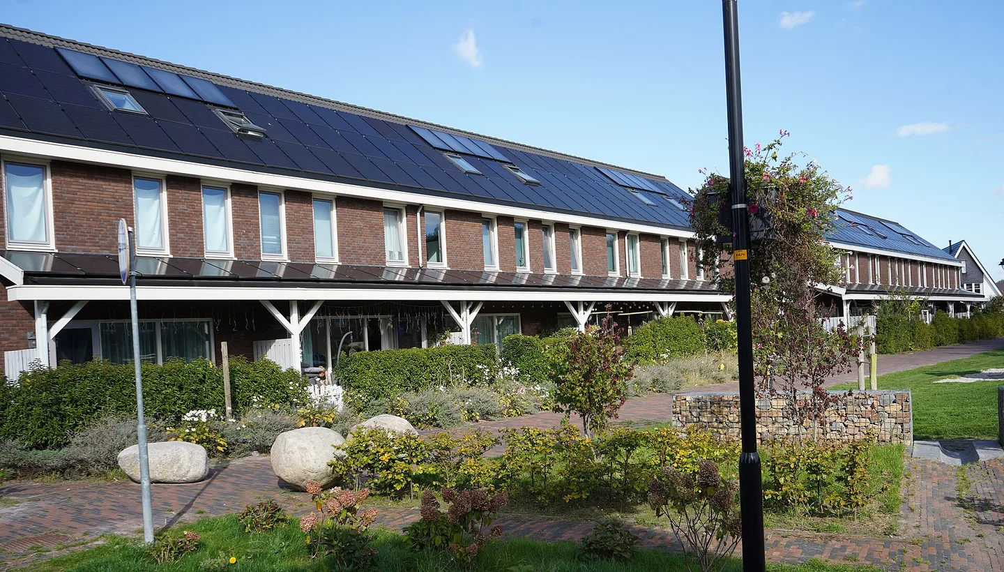 Rij Nederlandse woningen met zonnepanelen over bijna het hele dakvlak, Almere